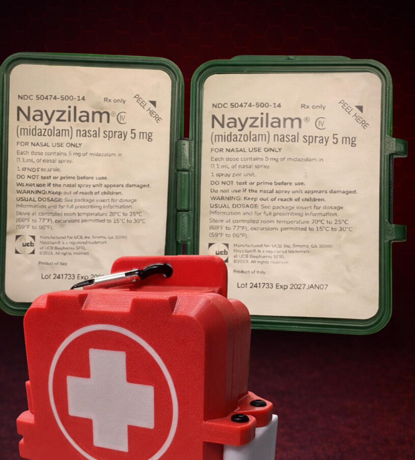 Étui pour sprays nasaux d’urgence utilisés en cas de crise.